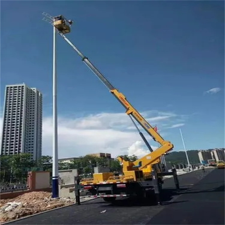 五湖渔场维修路灯的曲臂升降车出租