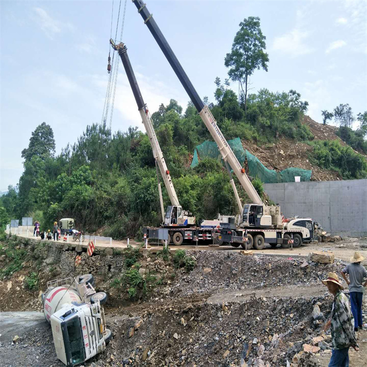 五湖渔场汽车掉沟里叫吊车救援要多少钱
