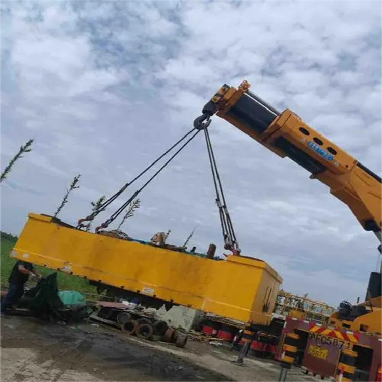 五湖渔场随车吊吊集装箱怎么吊