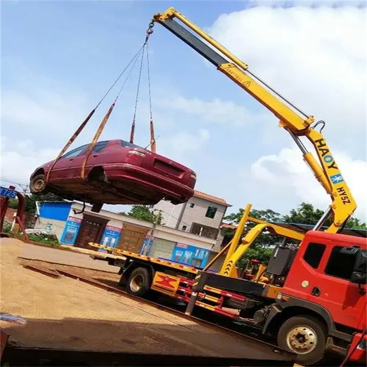 五湖渔场吊车吊汽车的正确方法